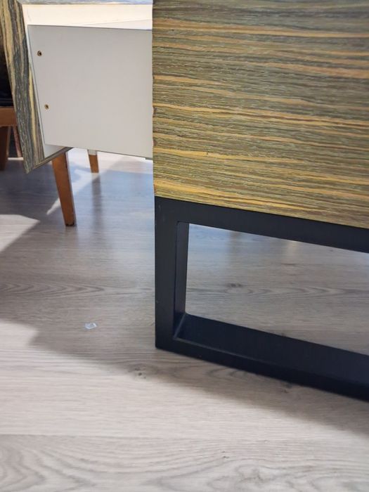 Stolik kawowy na metalowych plozach