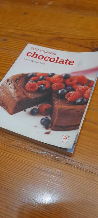 Livro "200 receitas chocolate"