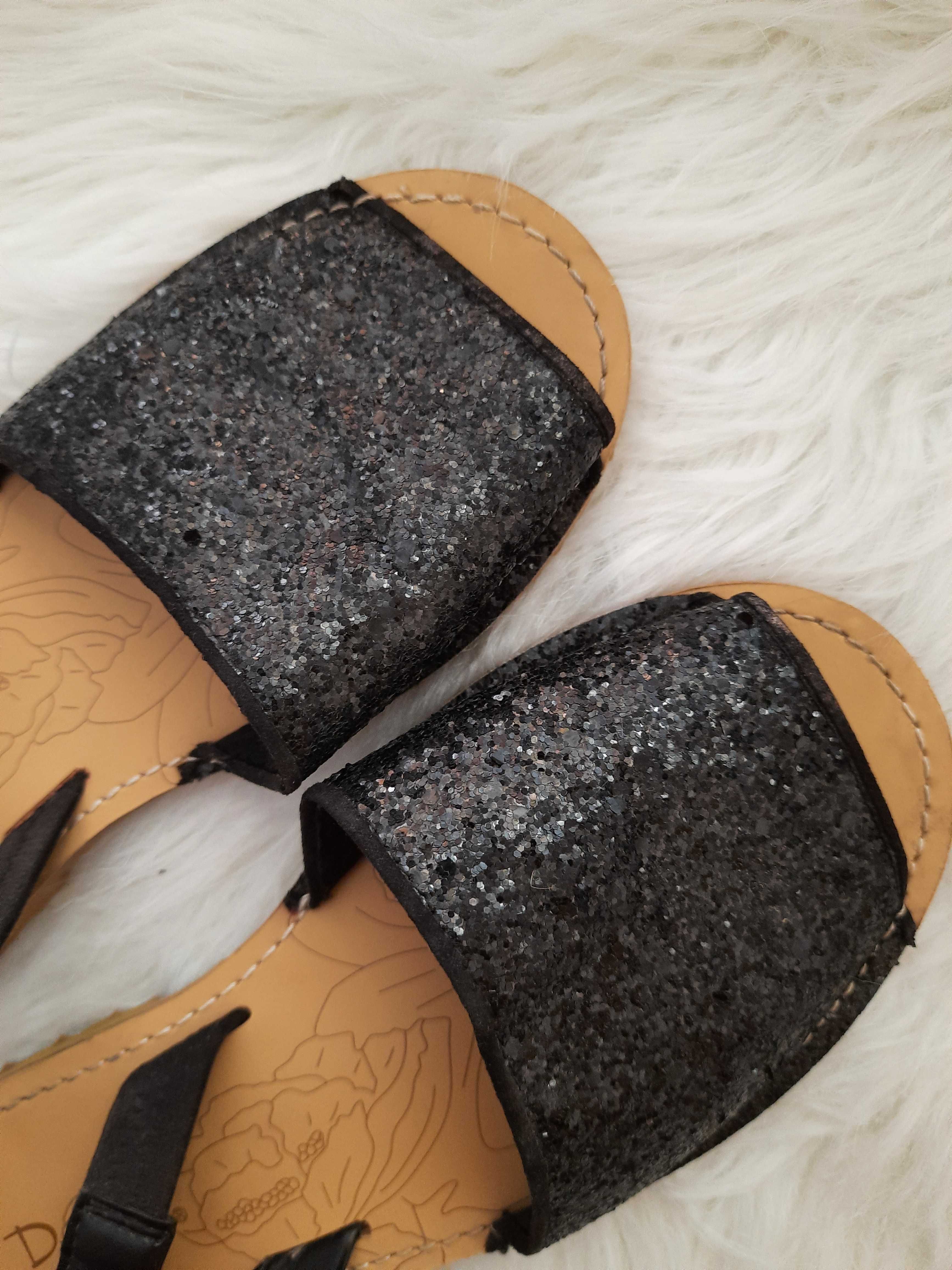 37 р. Блестящие черные босоножки на низком ходу сандалии менорки Duffy