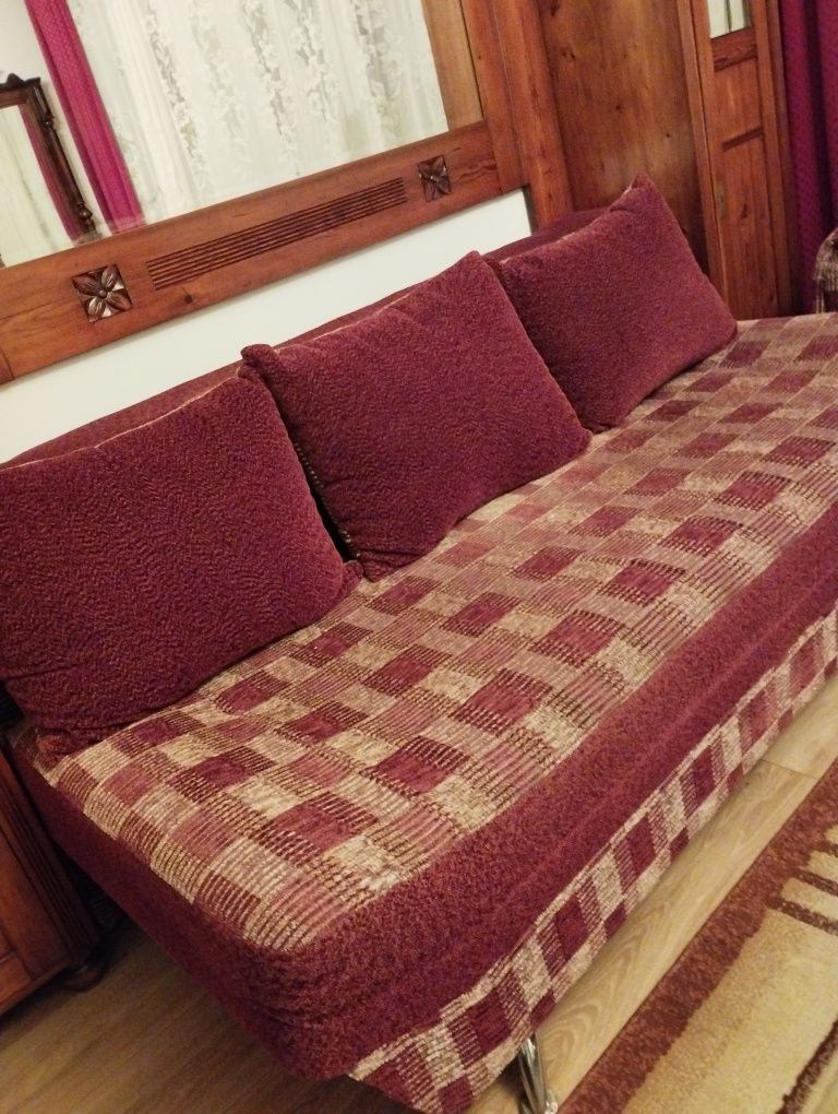 Sofa rozkładana z pojemnikiem .