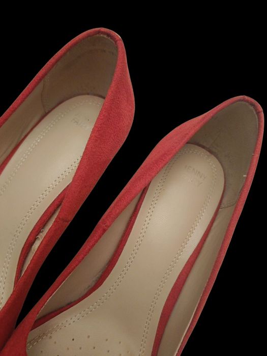 Sprzedam czerwone buty na szpilkach