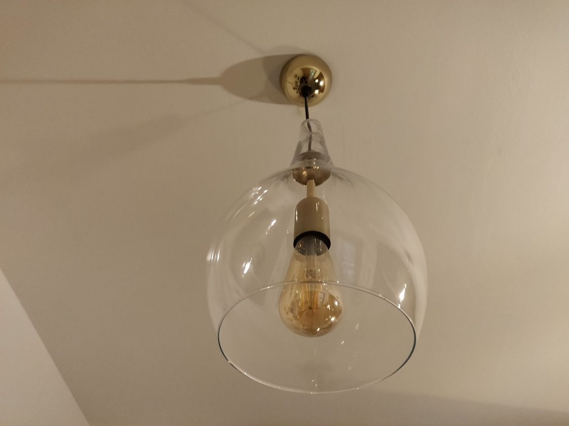 Dwie szklane LAMPY wiszące z ozdobnymi żarówkami