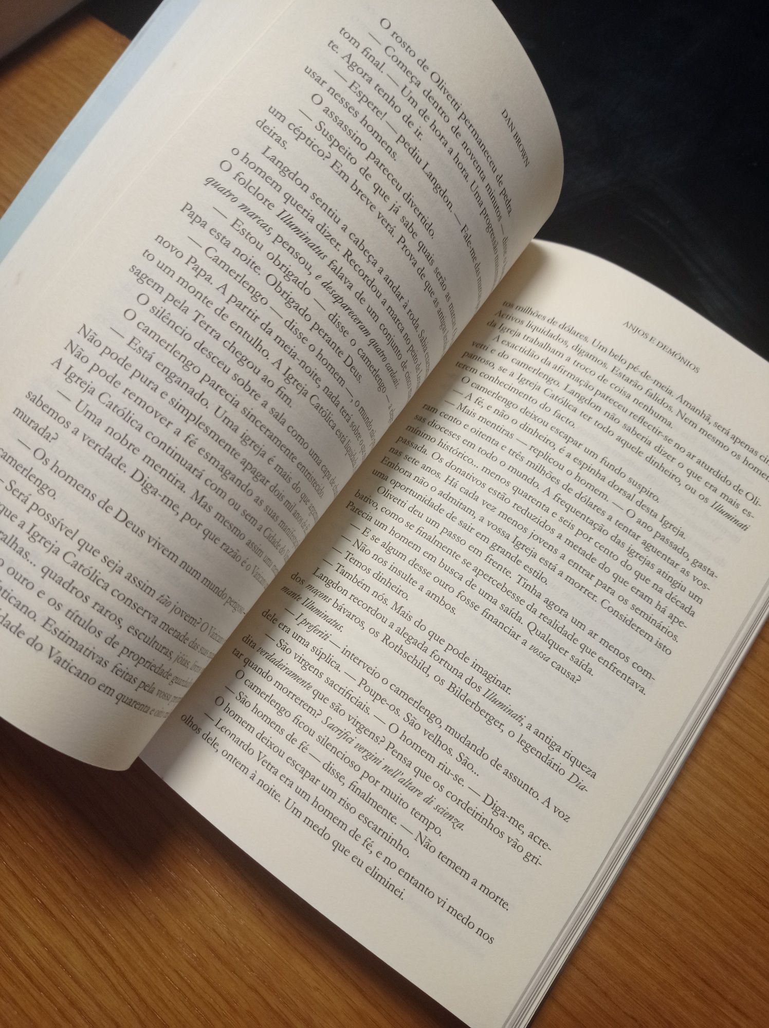 Livro Anjos e Demónio de Dan Brown