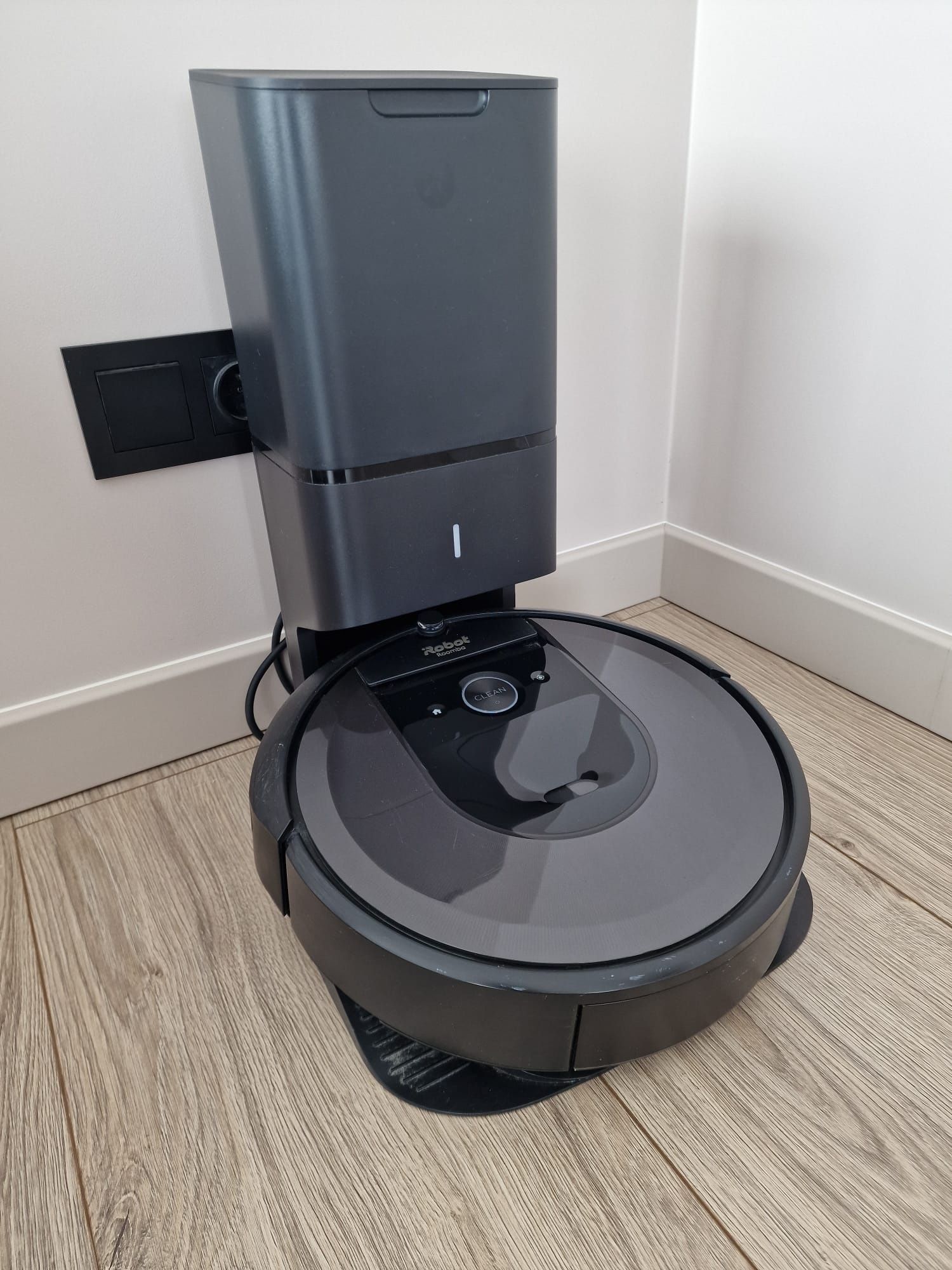 iRobot Roomba i7+ z bazą czyszczącą