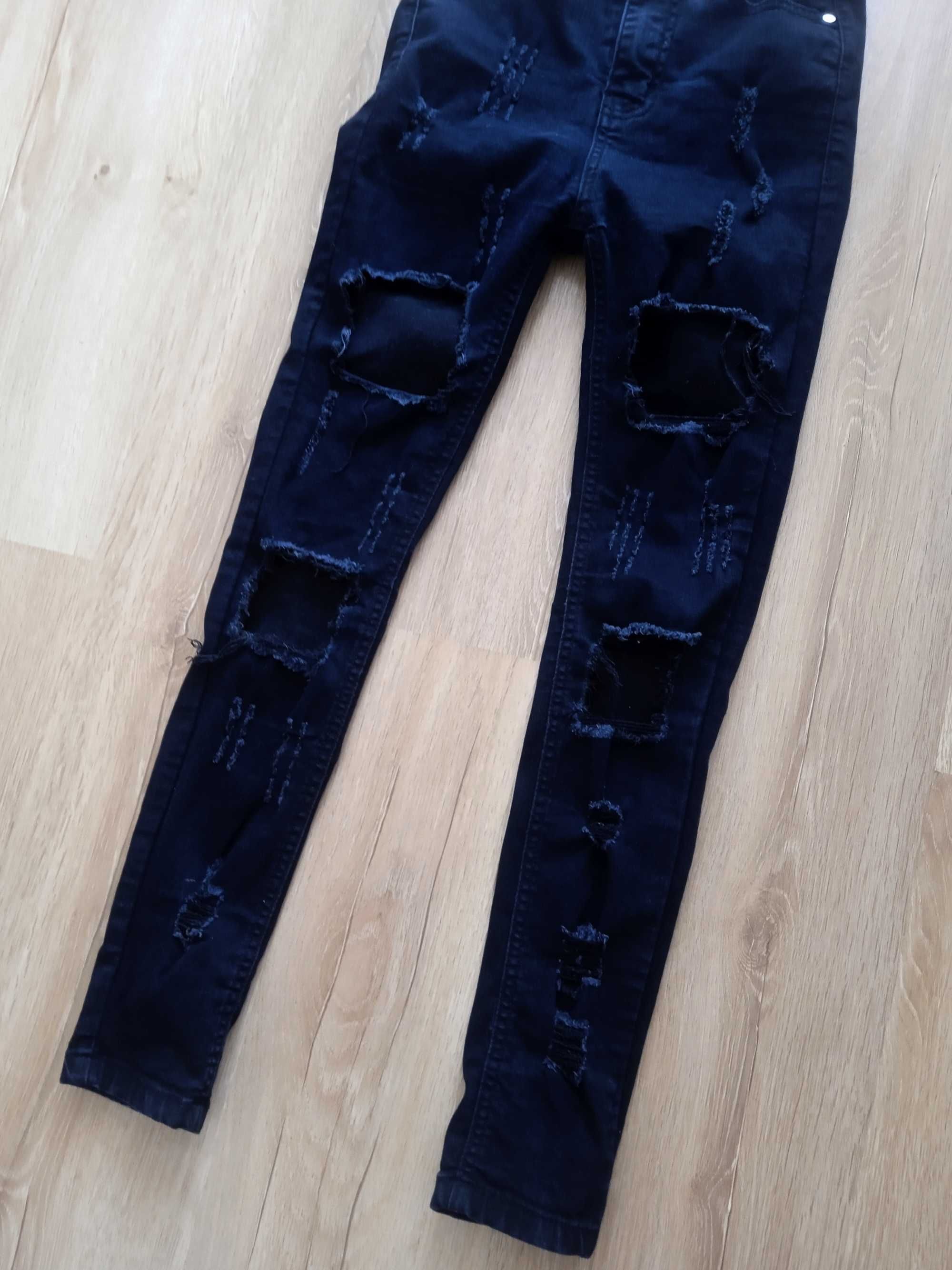 Czarne jeansy spodnie Boohoo z dziurami potargane wysoki stan skinny