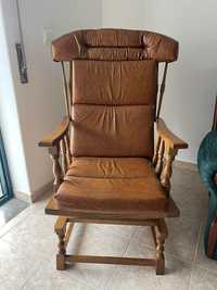 Cadeiras em pele  e em Tecido de madeira