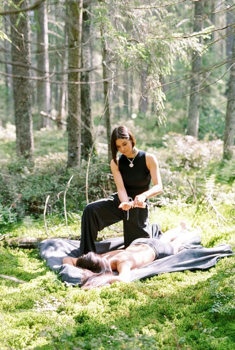 Masaż relaksacyjny lomi lomi terapia dotykiem głaskanie drapanie refle