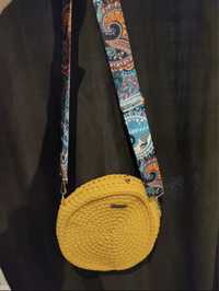 Żółta musztardowa torebka ręcznie robiona na szydełku
