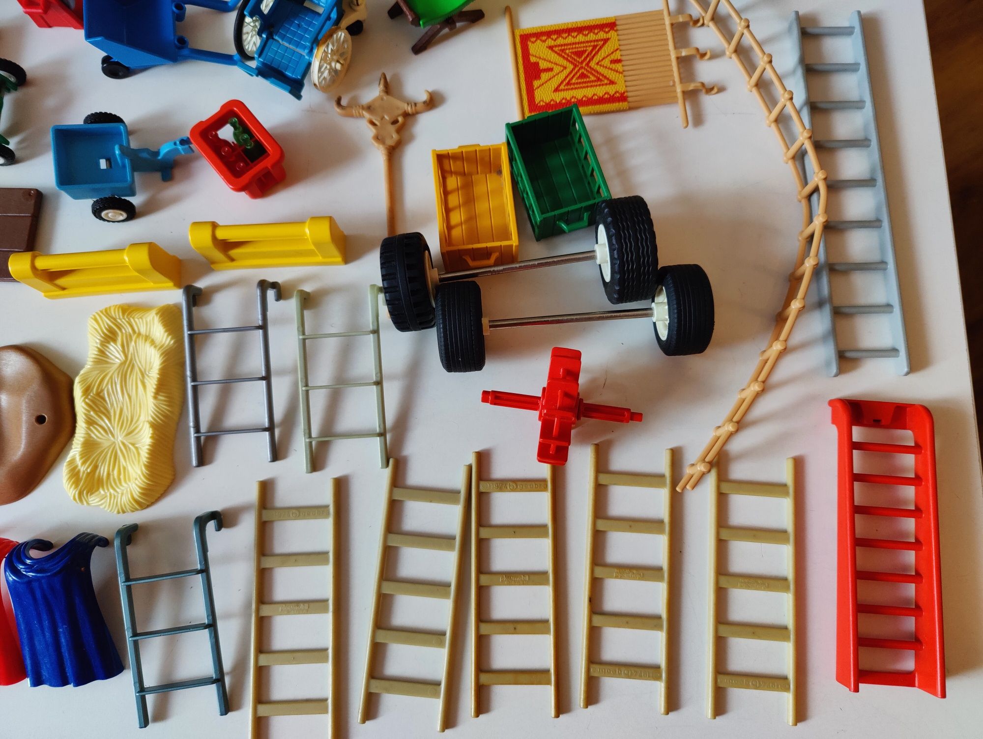 Elementy Playmobil- akcesoria, meble, ogrodzenie