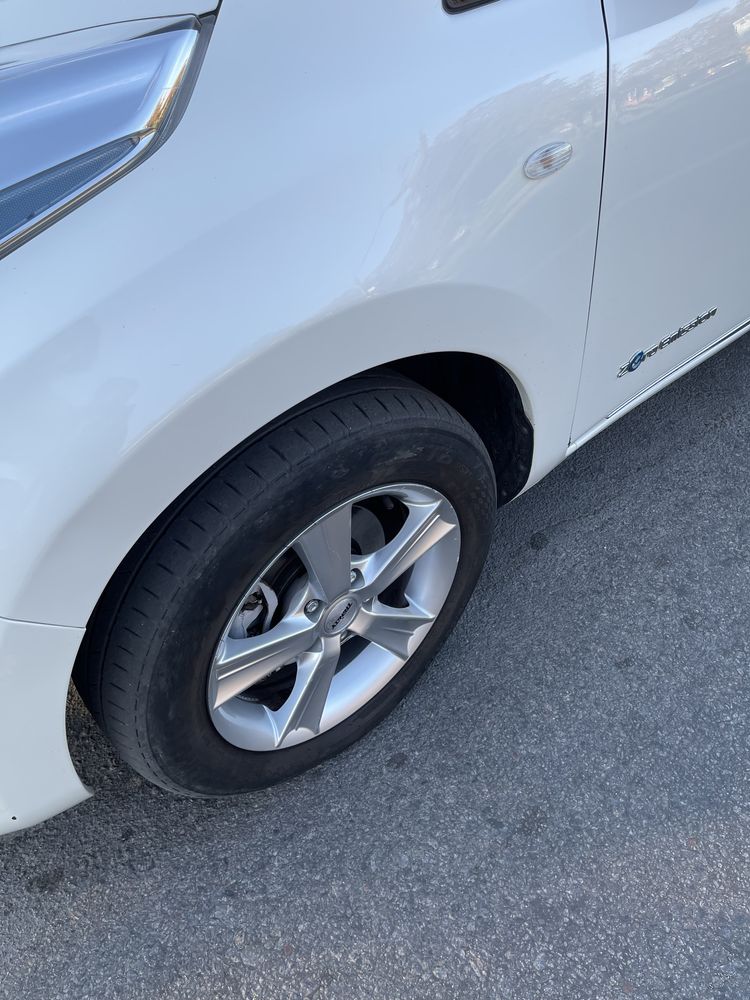 Продам Nissan Leaf