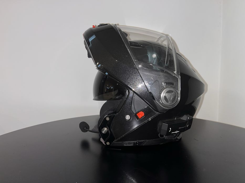 Capacete Airoh modular com intercomunicador