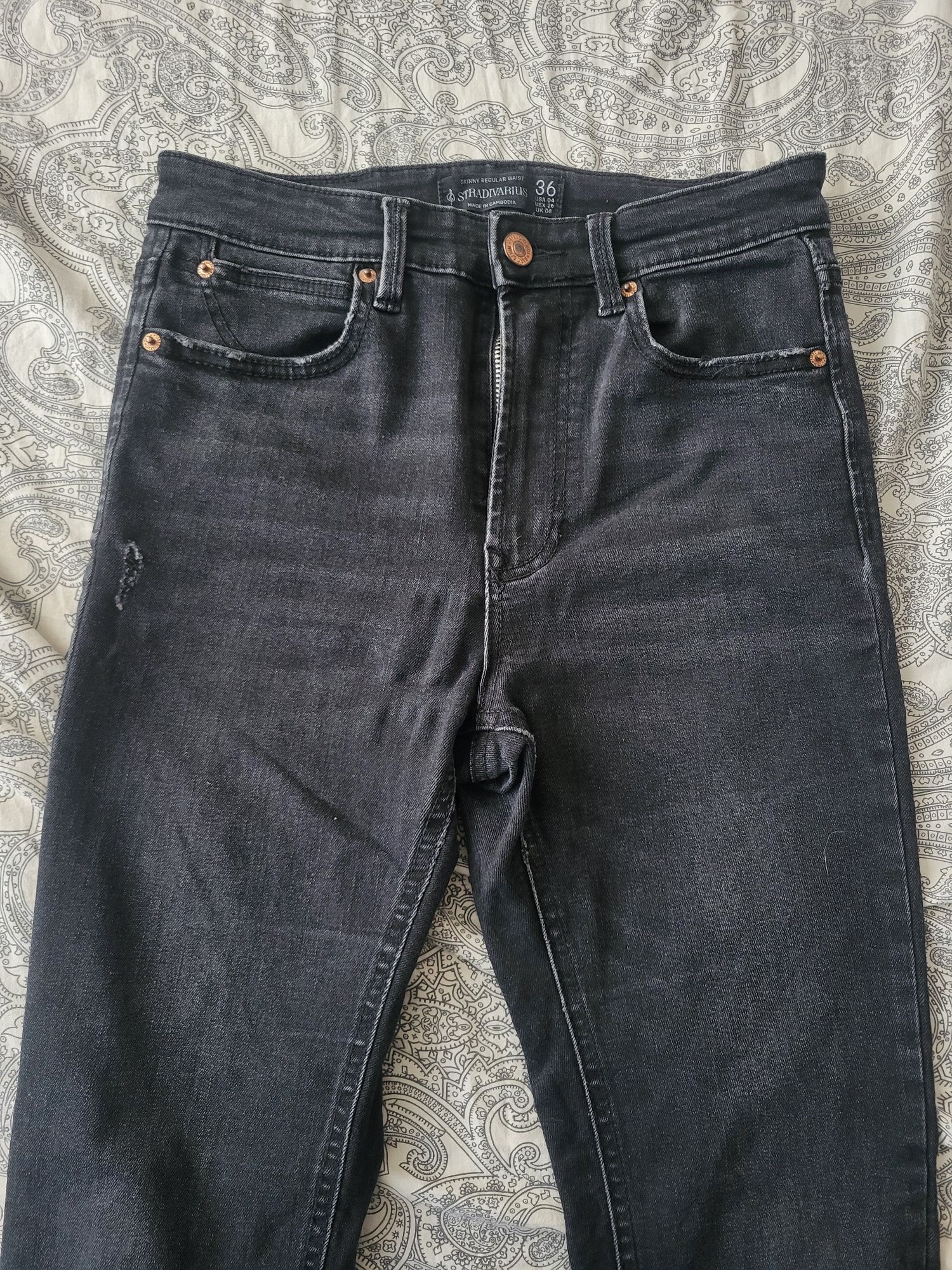Jeansy Stradivarius przedarcie na kolanie  Skinny Regular Waist