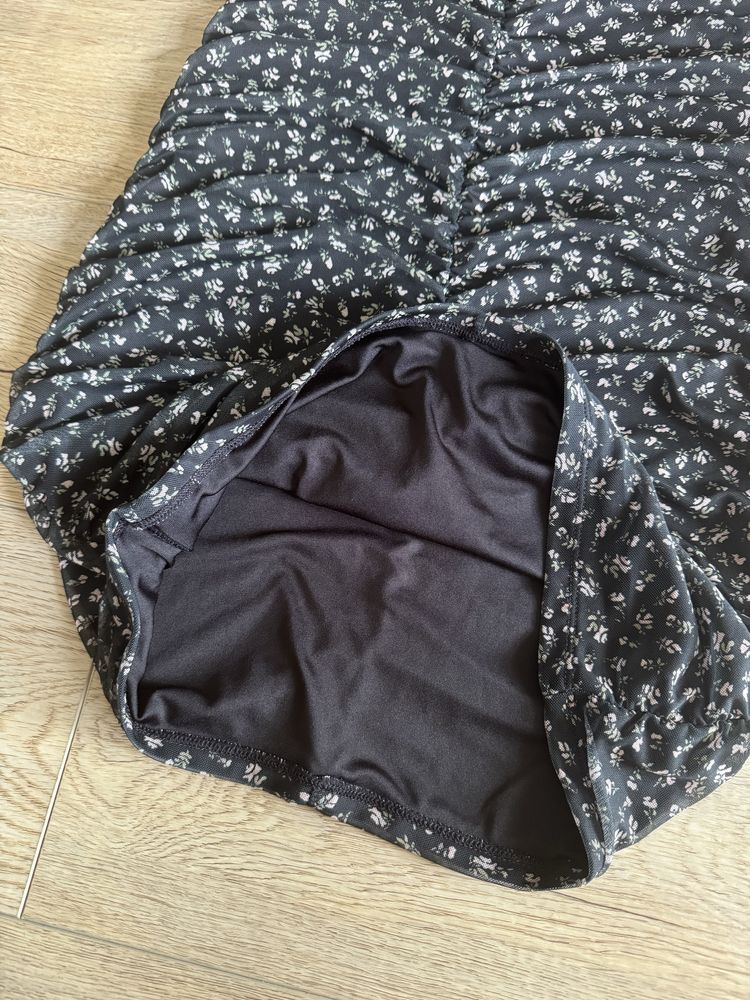 Czarna krótka dopasowana letnia sukienka na ramiączka rozmiar M H&M