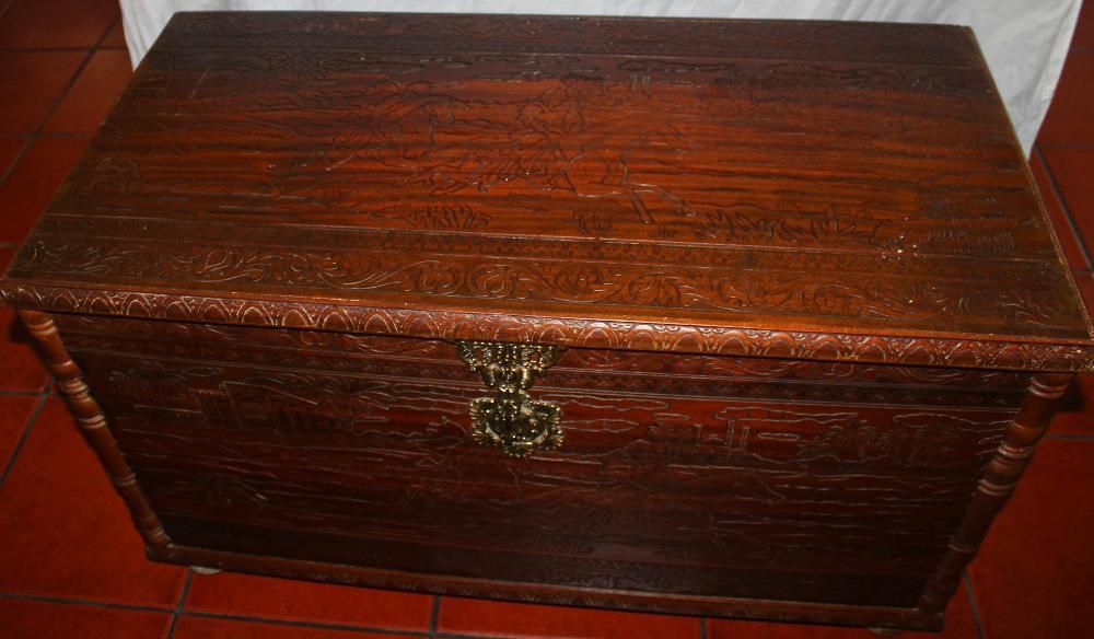 Baú antigo de madeira trabalhada