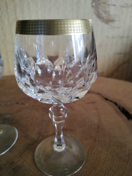 3 kryształowe kieliszki ze złoconym rantem