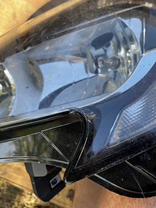 Opel corsa E 14-19 lampa LED lewa przednia uszkodzona