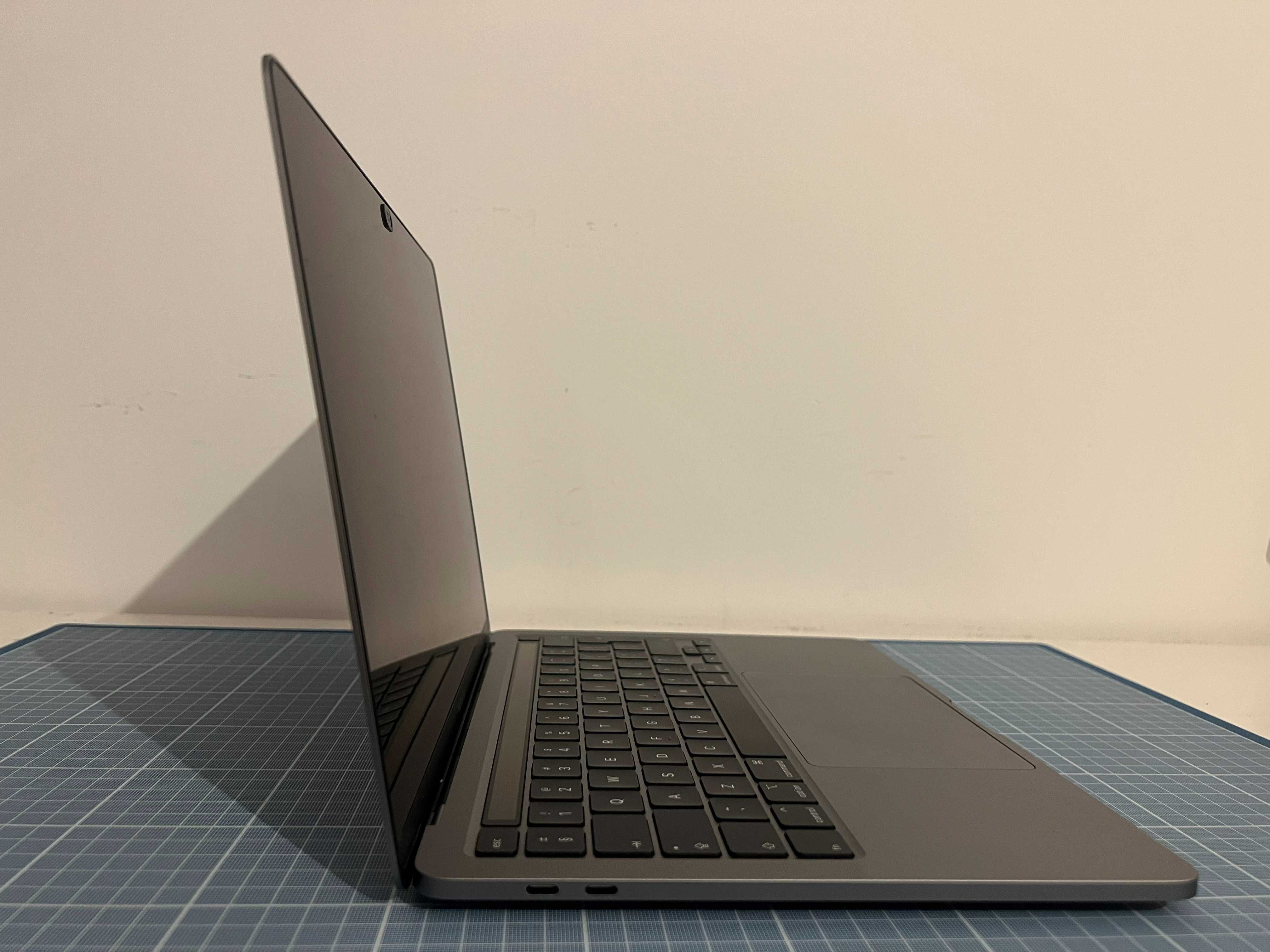 Laptop MacBook Pro, macOS Big Sur wersja 11.7