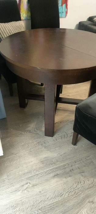 Slół okrągły rozkładany z krzesłami