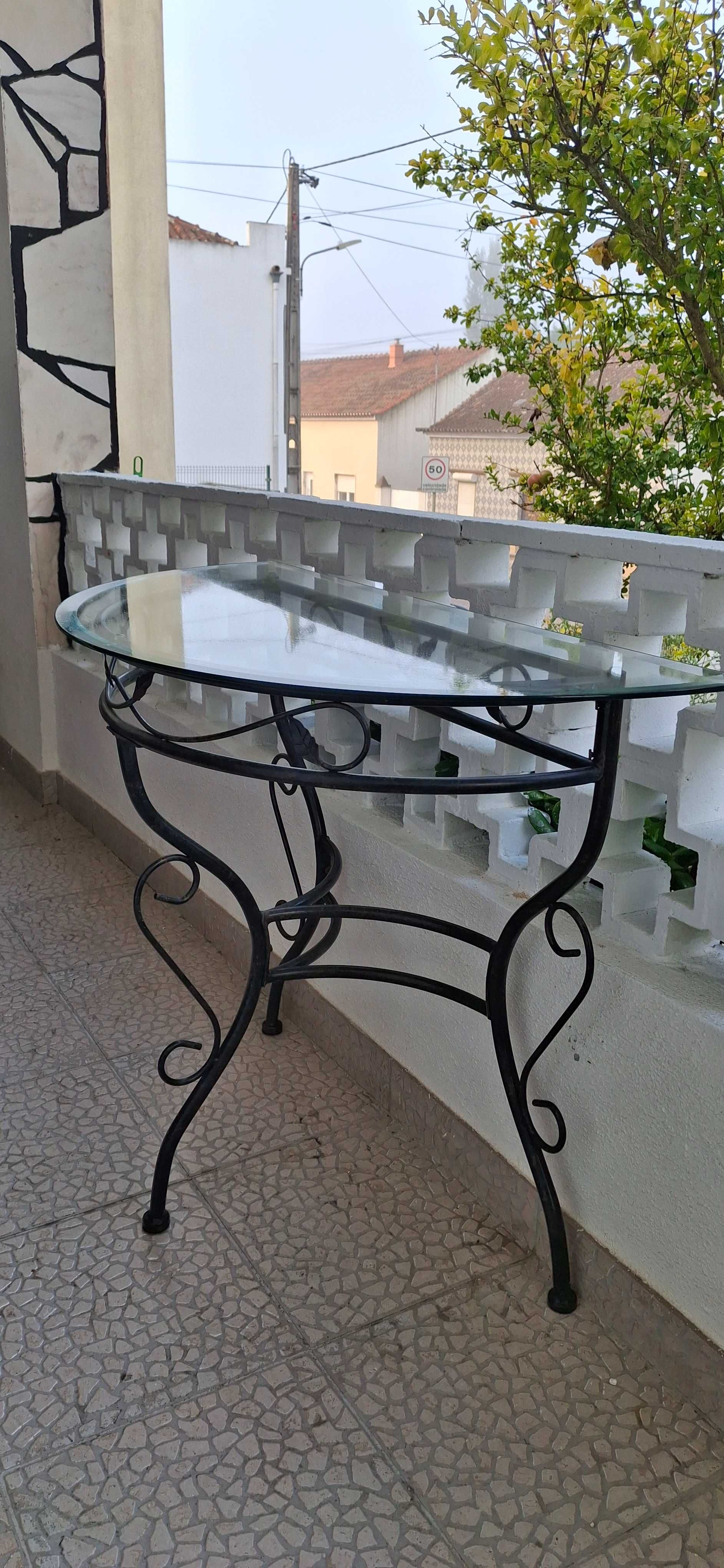 Mesa com tampo de vidro