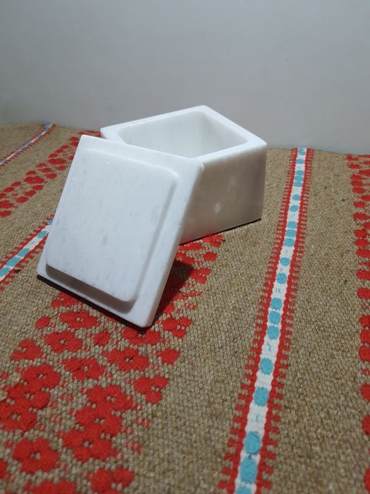 Скринька для прикрас з цільного куска  мармуру