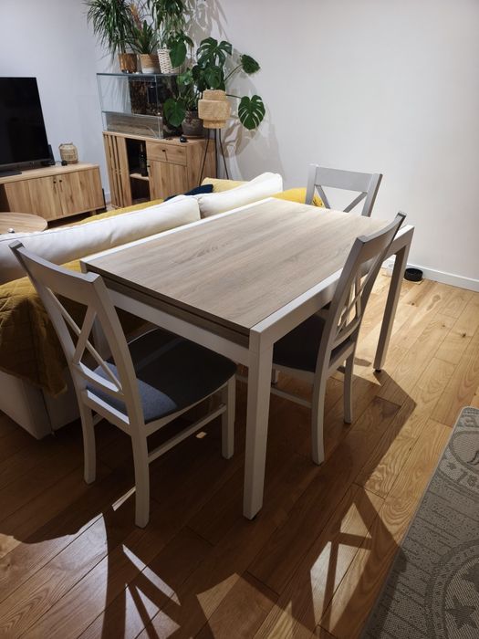 Stół do salonu rozkładany z krzesłami