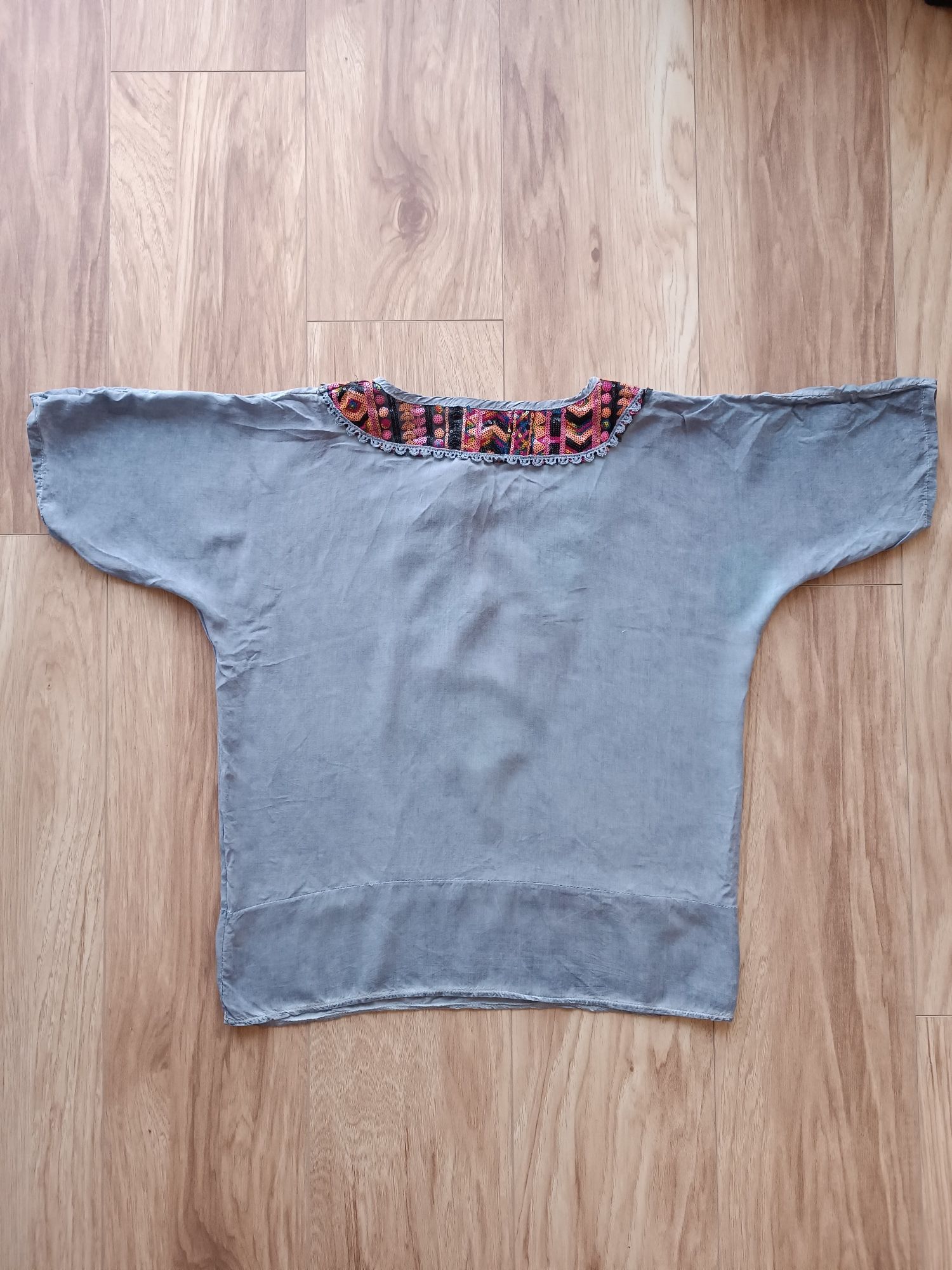Fioletowo-niebieska bluzka z krótkim rękawem i kolorowymi cekinami M