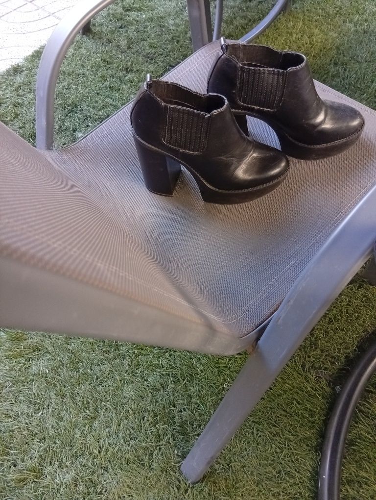 Sapatos botins com salto compensação