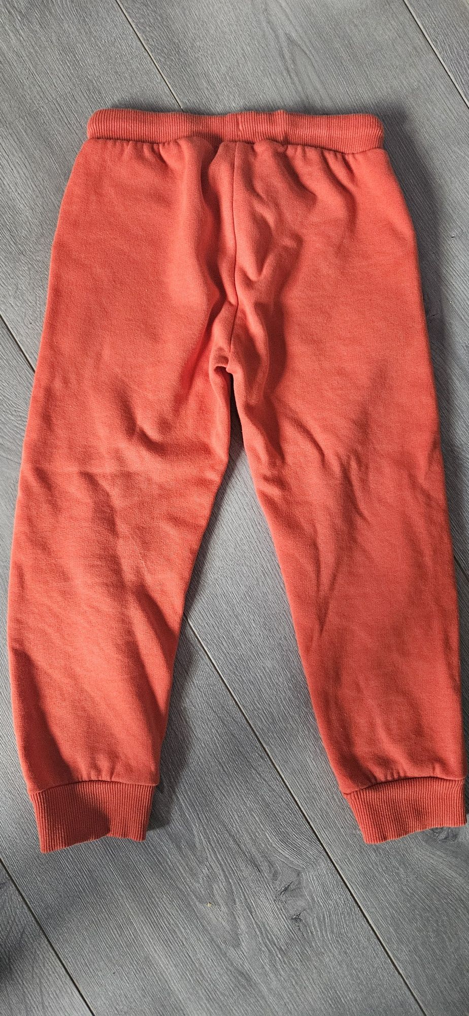 Pomarańczowe spodnie dresowe r 122