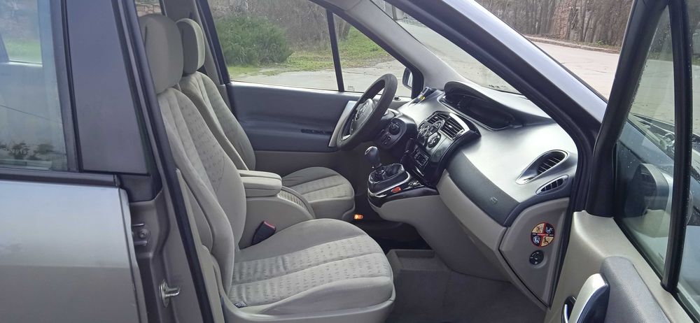 Мінівен Renault Scenic 2005 року. Двигун 1,5 DCI