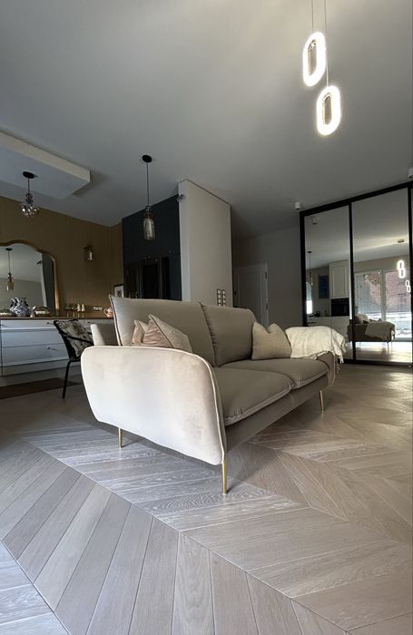 Sofa 2 os. aksamitna kolor beż, zlote nóżki. Stan idealny!