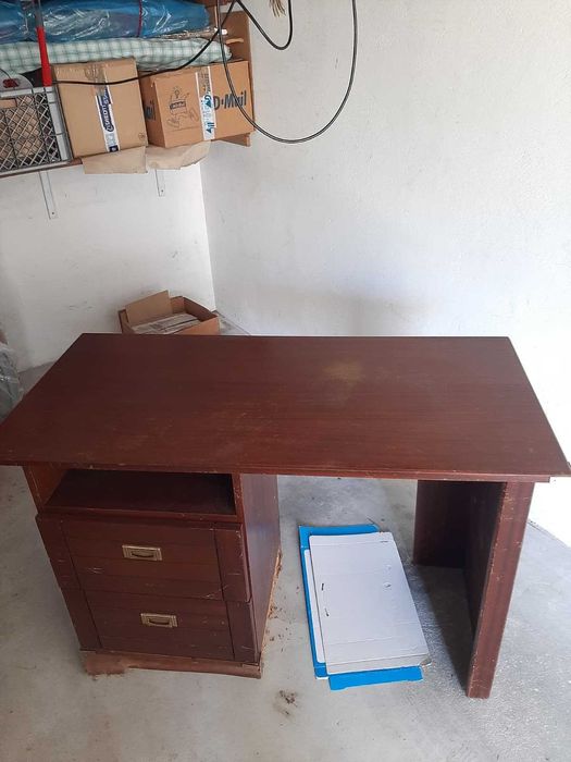 Secretária com gavetas