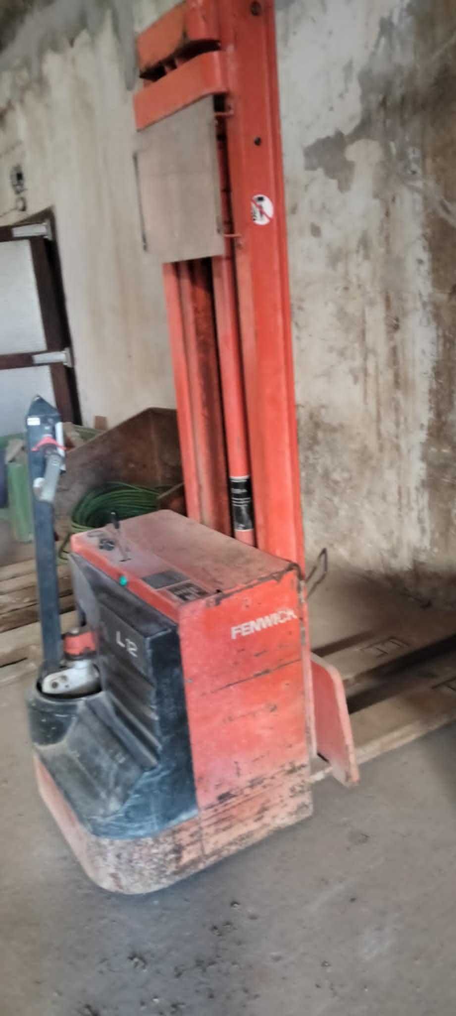 Vendo ou troco empilhador apeado com torre