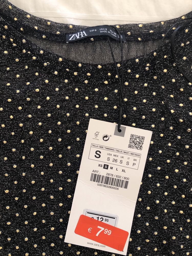 Camisola fina preta com bolinhas douradas em relevo. Nova da Zara tama