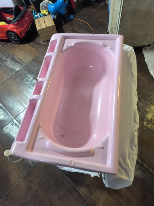 Banheira e muda fraldas para bebê