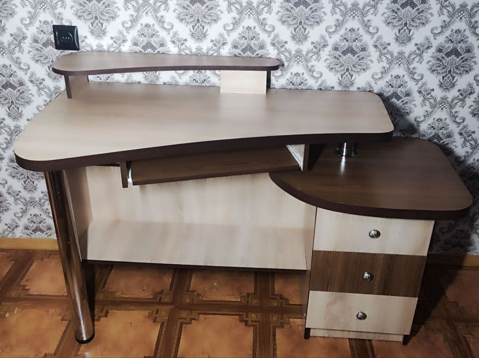 Дитячий комп'ютерний стіл