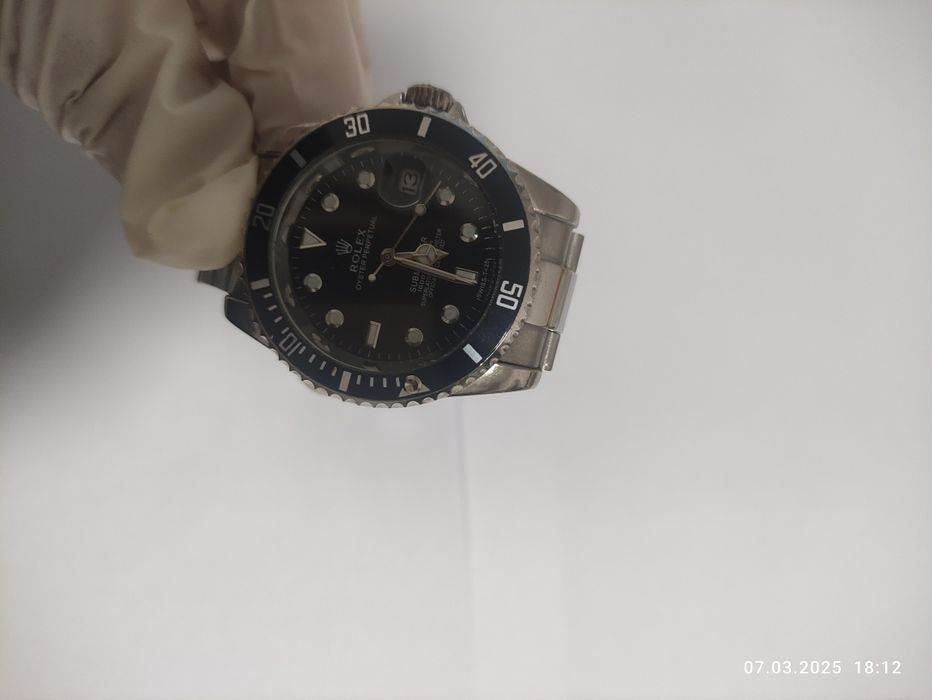 Годинник Rolex Submariner 
аналоговим циферблатом, в дуже гарному ста