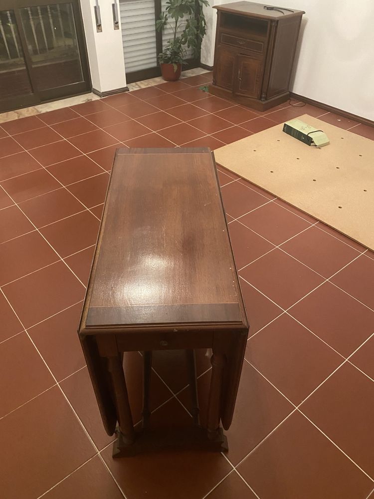 Mesa de madeira dobravel para refeicoões e bastante pratica de usar