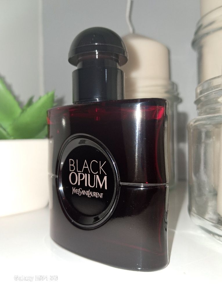 Yves Saint Laurent Black Opium Over Red