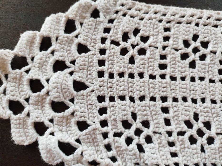 Dois panos de mesa ou moveis em crochê