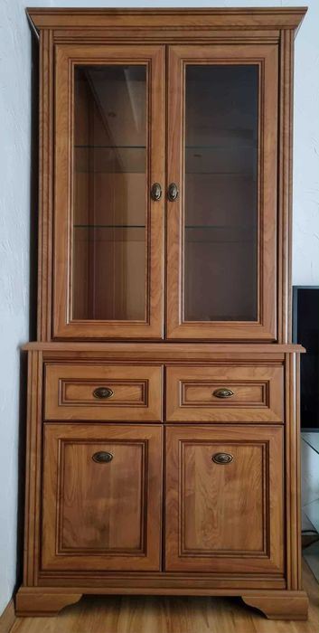 Witryna z półkami i szufladami