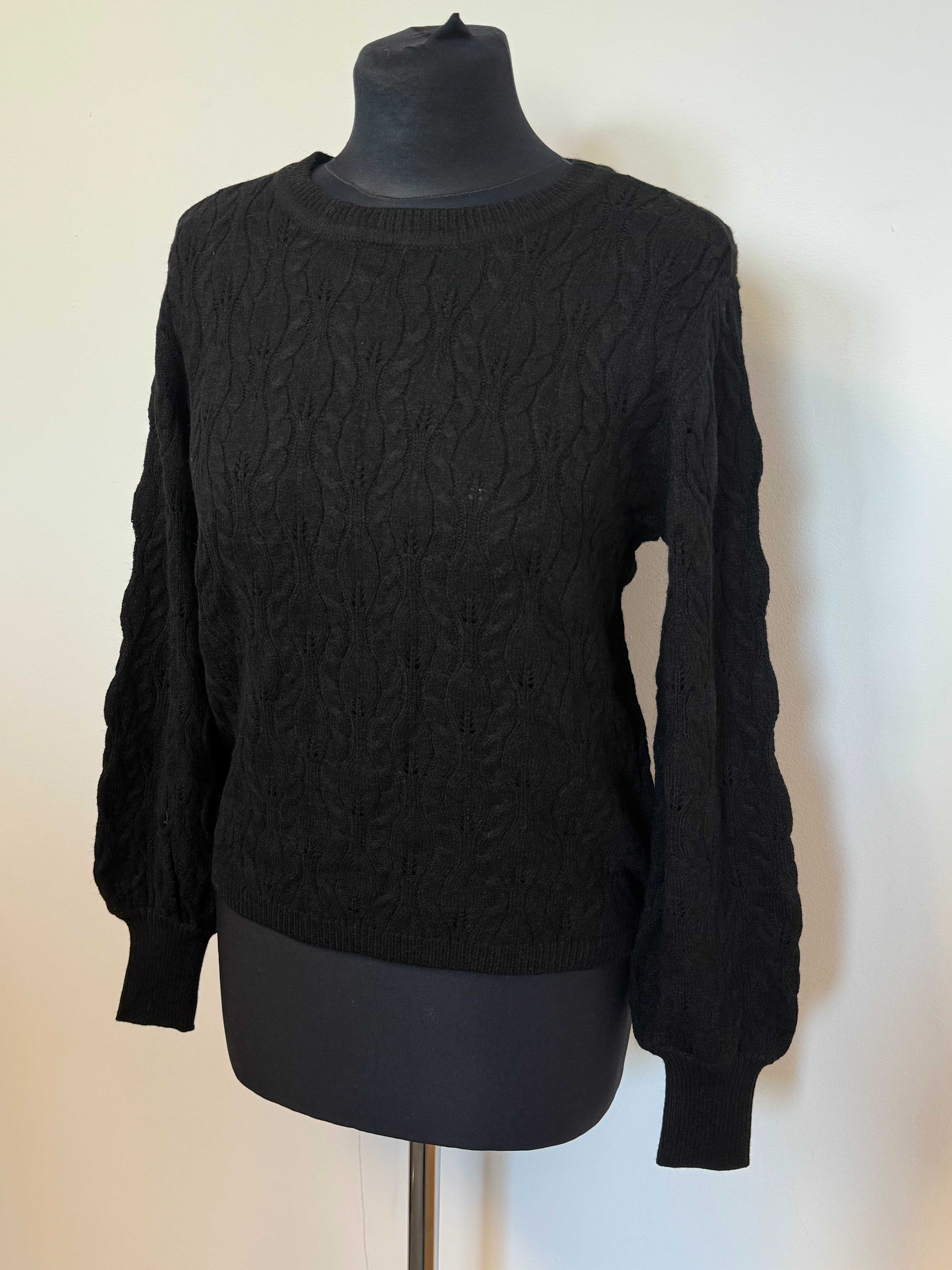 Elegancki czarny sweter z teksturalnym wzorem