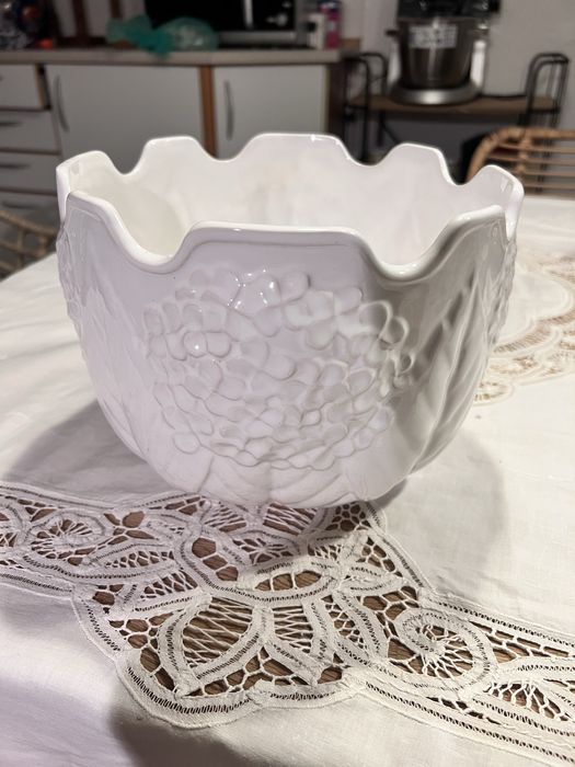Biała porcelanowa donica