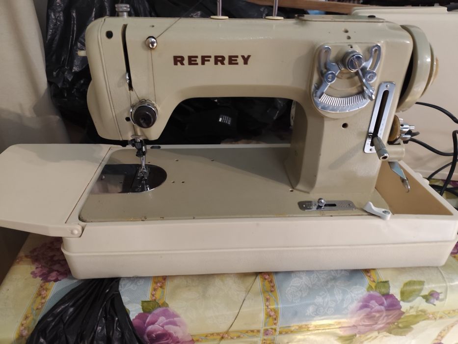 Máquina de costura REFREY