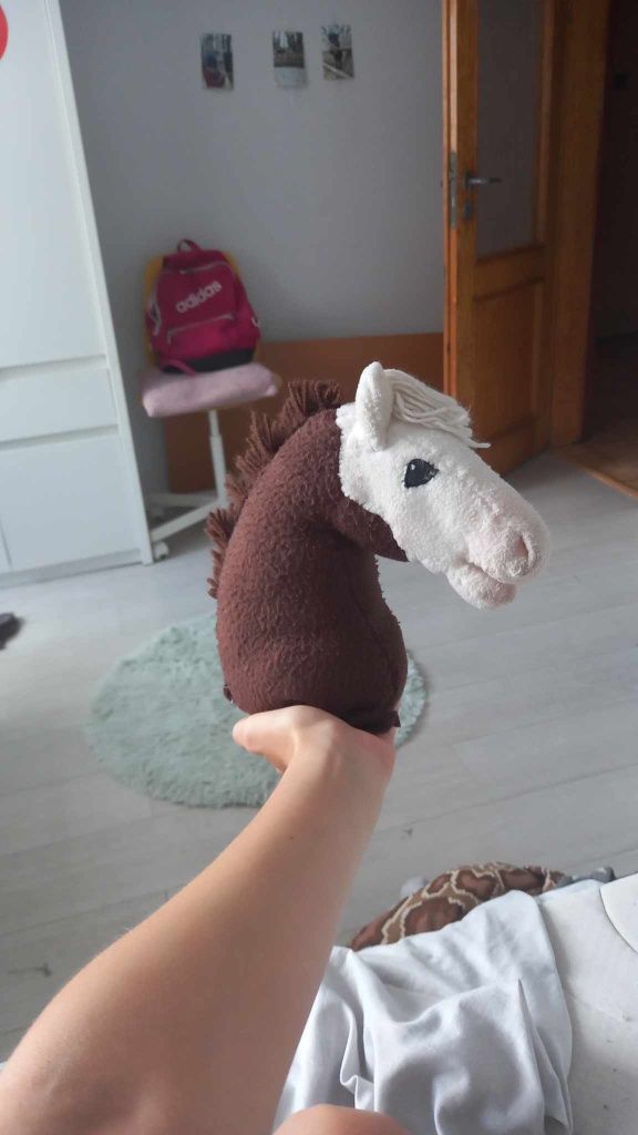 Brązowy biały ogier pop pluszowy z kijem  ogłowiem i wodzami