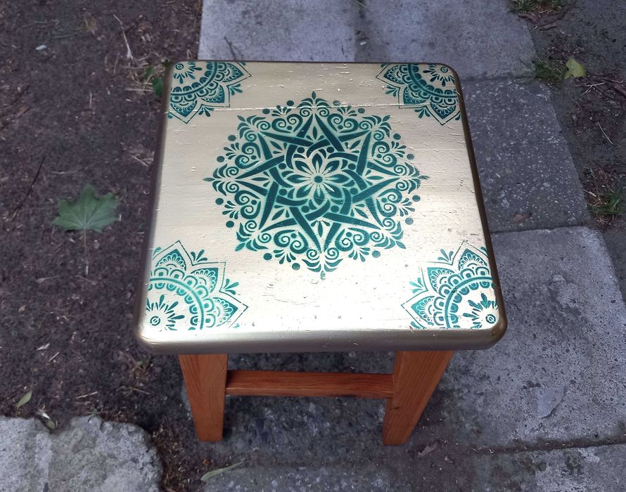 Solidny taboret Piękny stołek drewniany wys.46cm, blat 30x30cm