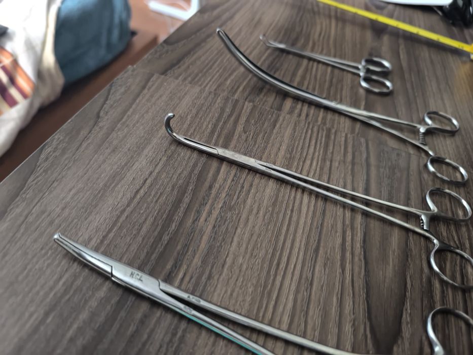 Conjunto de pinças/tesouras cirúrgicas vintage