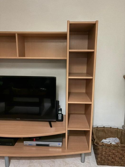 Movel com prateleiras e garrafeira