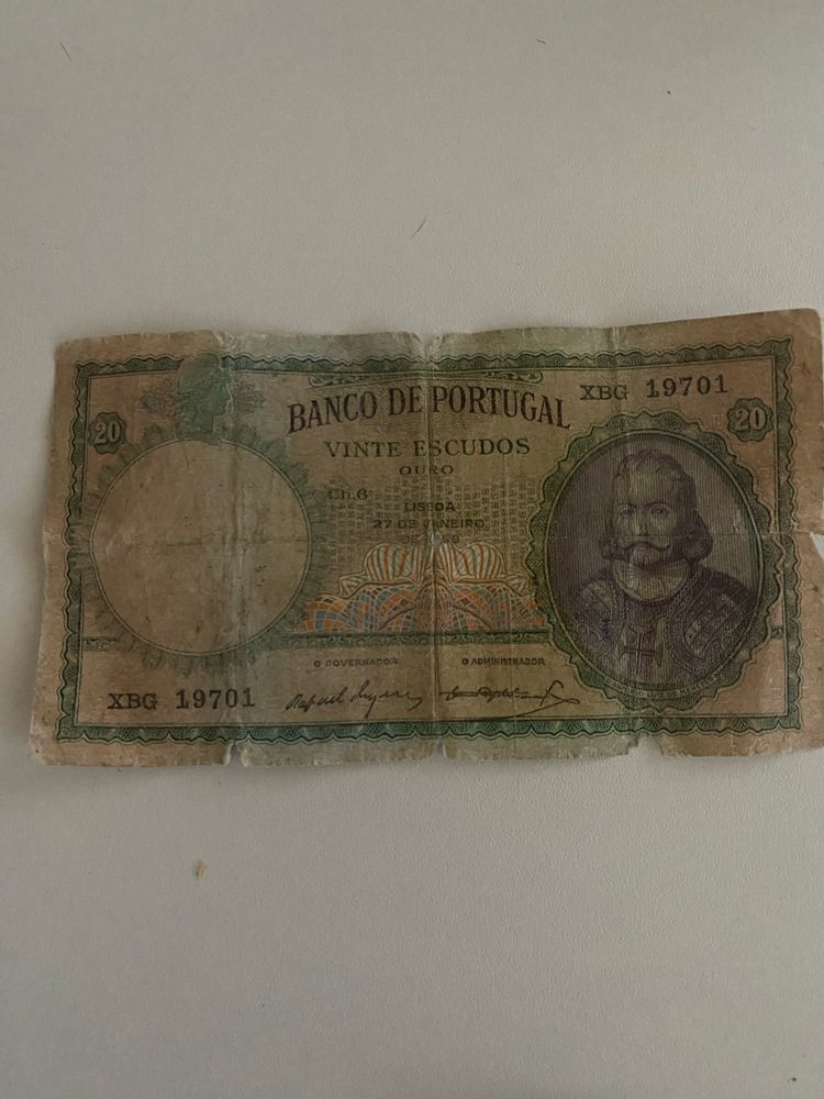 Notas uma portuguesa e outra de angola