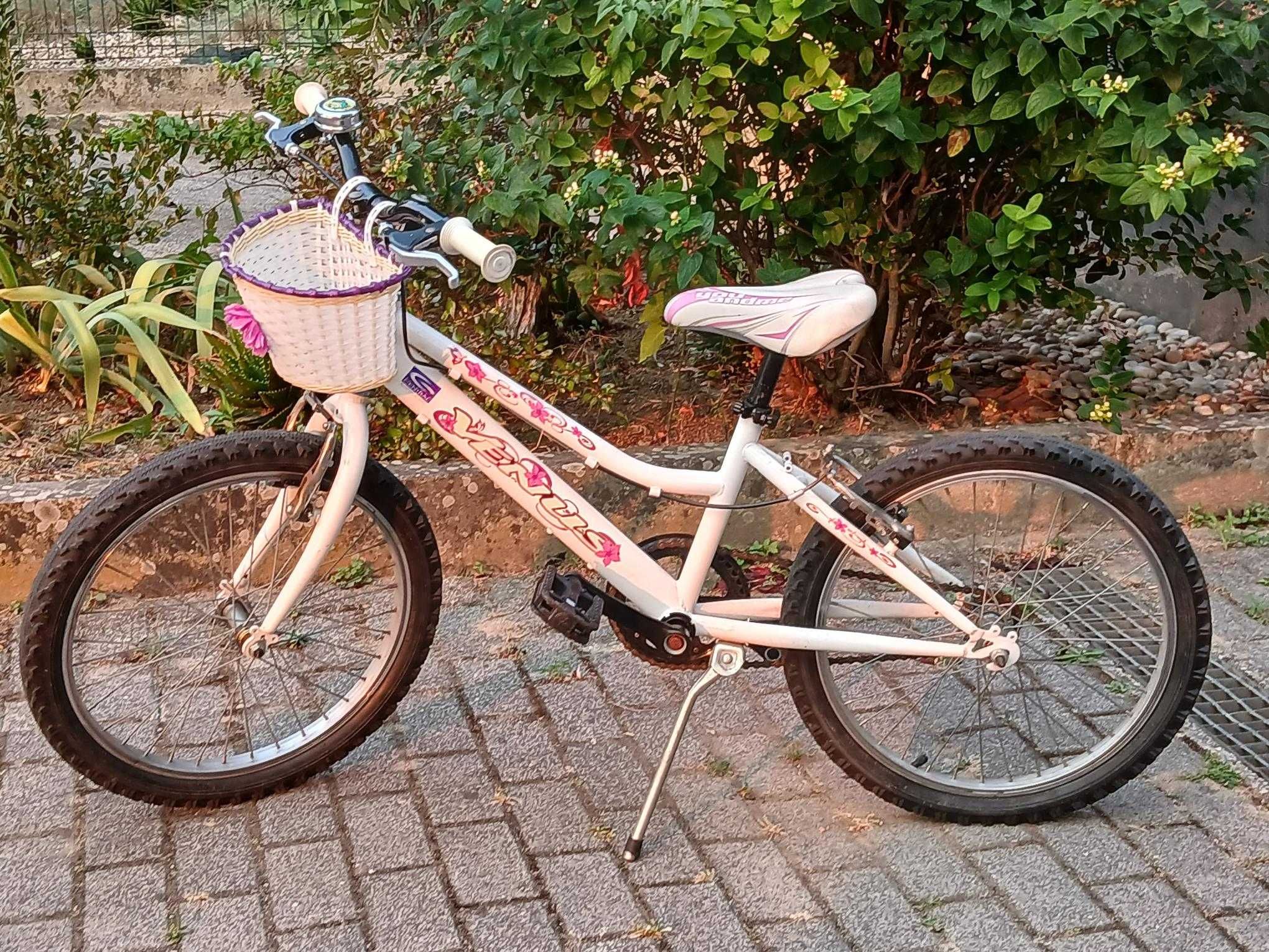 Bicicleta de menina com cestinho