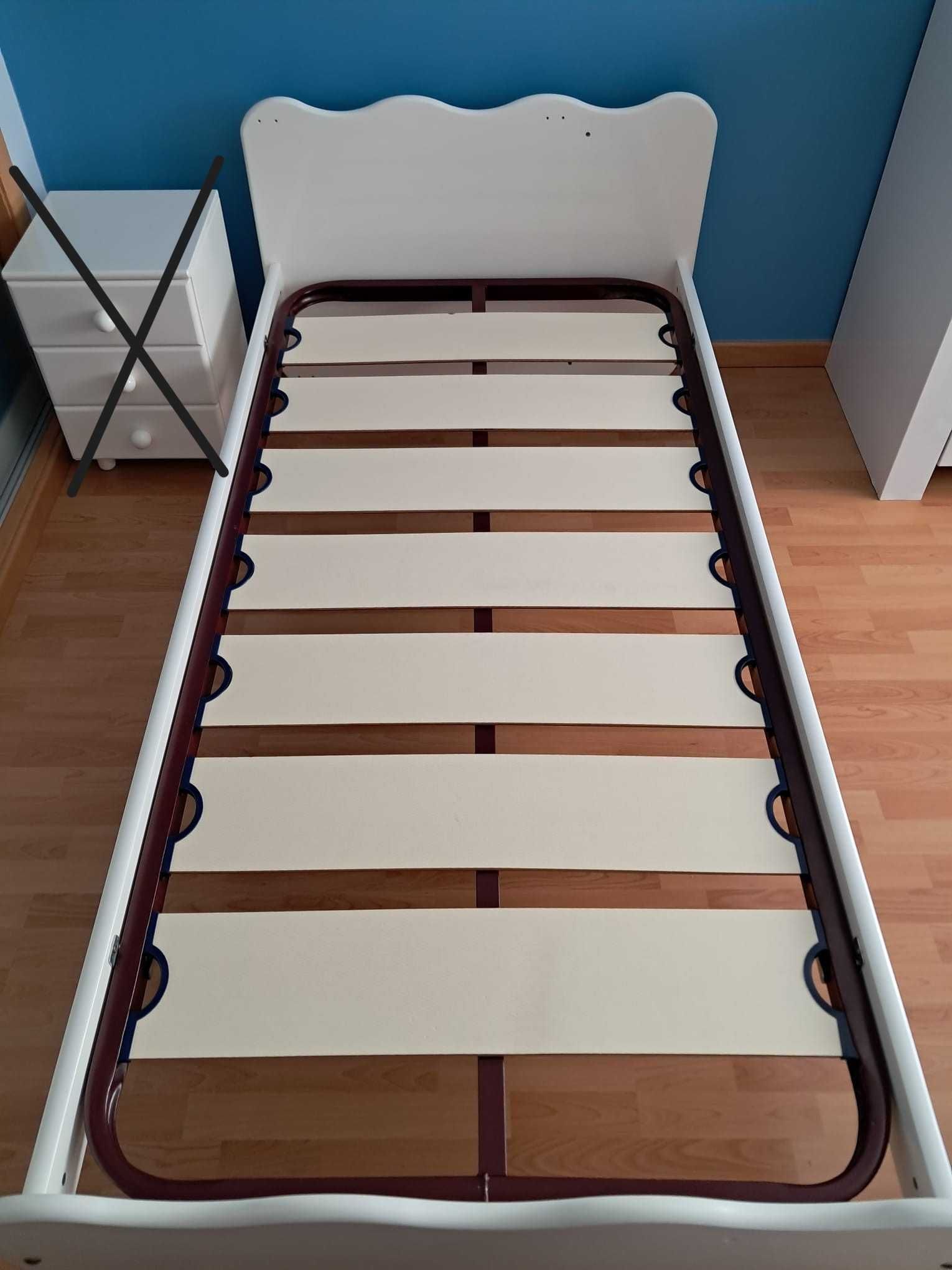 Cama branca de criança em muito bom estado. Madeira maçica.